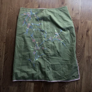 Midikjol grön - En vintage broderad midikjol, superfin till sommaren.  Storlek s/m    OBS: kommer ej kunna skicka efter den 27e juli-27e augusti