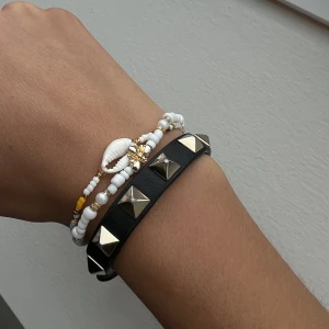 Svart valentino armband - Säljer mitt fina valentino armband, den är i fint skick och man får me box osv😊nypris 2300kr