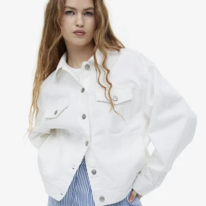 Vit jeansjacka  - Super fin vit jeansjacka som är använd 3 gånger, säljer den för att den inte kommer till användning, den är köpt på H&M för 330kr, den är i XS men den är stor i storleken. Pris kan diskuteras. 