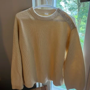 Arket tröja - Oversized stickad tröja från arket, aldrig använd. Tredje bilden är en likadan tröja fast en anna färg. 