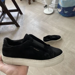 Arigato laceless - Tjenare! Säljer dessa arigatos då jag är sugen på något nytt. Öppen för byten!  Skick:8/10  Nypris:2500 Mitt pris:1299