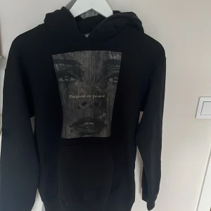 Hoodie - Jätte fin hoodie från Emplece, säljer för använder aldrig längre. Köpte för 499 på deras hemsida 💗