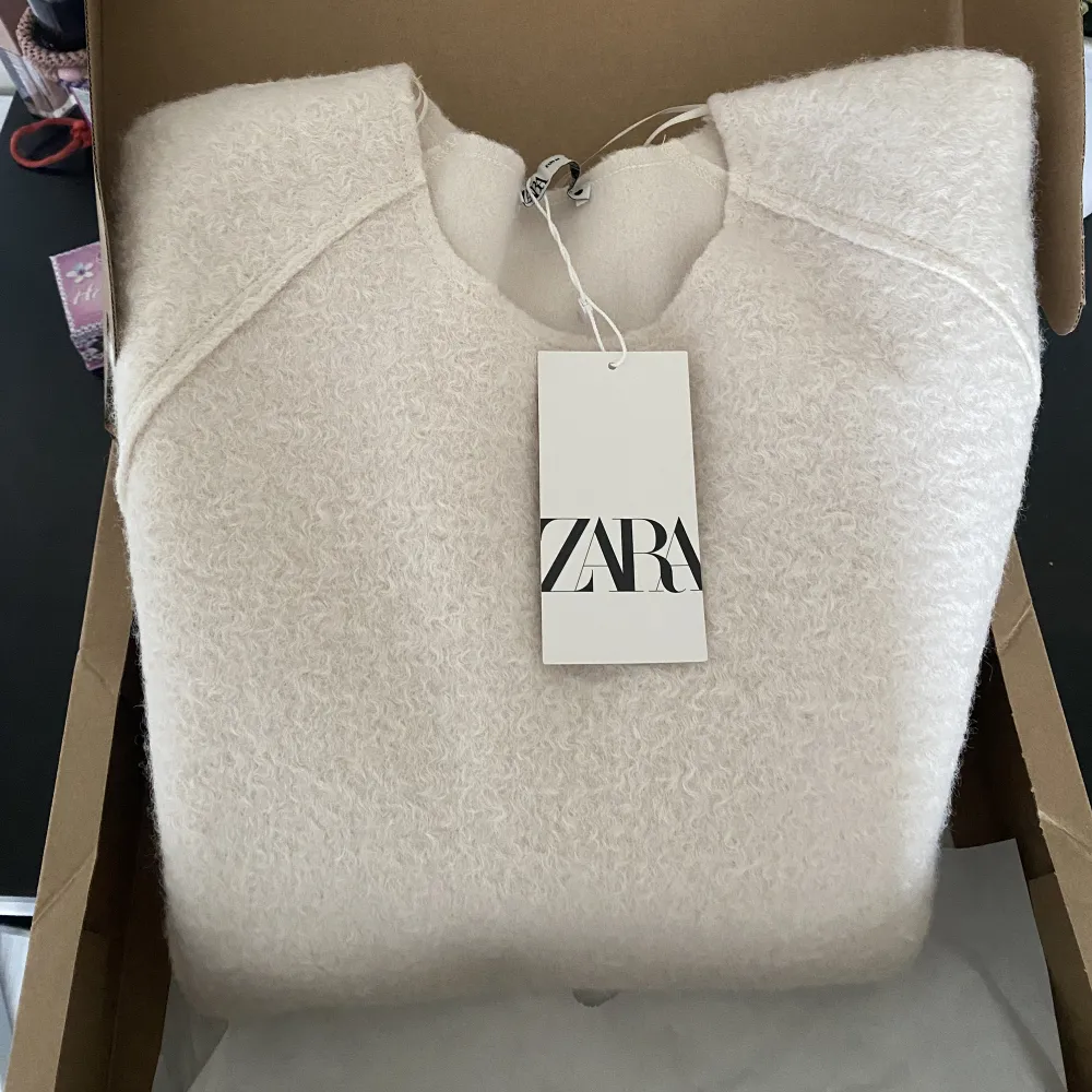 Köpt från Zara och helt ny tröja med prislapp. Väldigt skön och fin tjocktröja nu till höst/vinter tider. Tyvärr för liten för mig.  Färg: kräm vit  Pris: 200+frakt (betalas via Swish) Kontakta mig för fler fråga 🩷🩷😊. Stickat.
