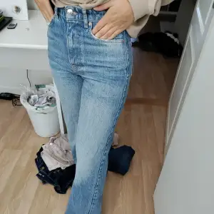 Högmidjade jeans från Gina, säljs pga för små i midjan för mig. Snygg färg och bra i längden för mig som är 170 cm. Hör av dig om du vill ha fler bilder eller har frågor 🫶🏻