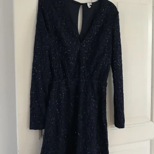 Mörkblå paljettklänning från Nelly - Mörkblå paljettklänning från Nelly, Strl S. Har endast används vid ett tillfälle. 