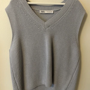 Tunnare stickad väst, baby blå😍🌠 - Såå fin vest som kan stylas på många olika sätt! Nyskick! 😍🤩💖