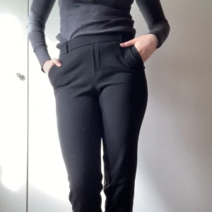 Mjuka kostymbyxor - Ser inte riktigt ut som kostymbyxor på mig då dem är för små. Stretchigt material och midja. Rullad/uppvikt kant nertill. Två små fickor fram, två bak som är fake. Jag är 175 och dom är för korta för mig.