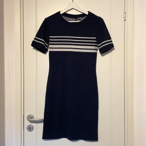 Randig klänning - Tight navy-blå klänning.