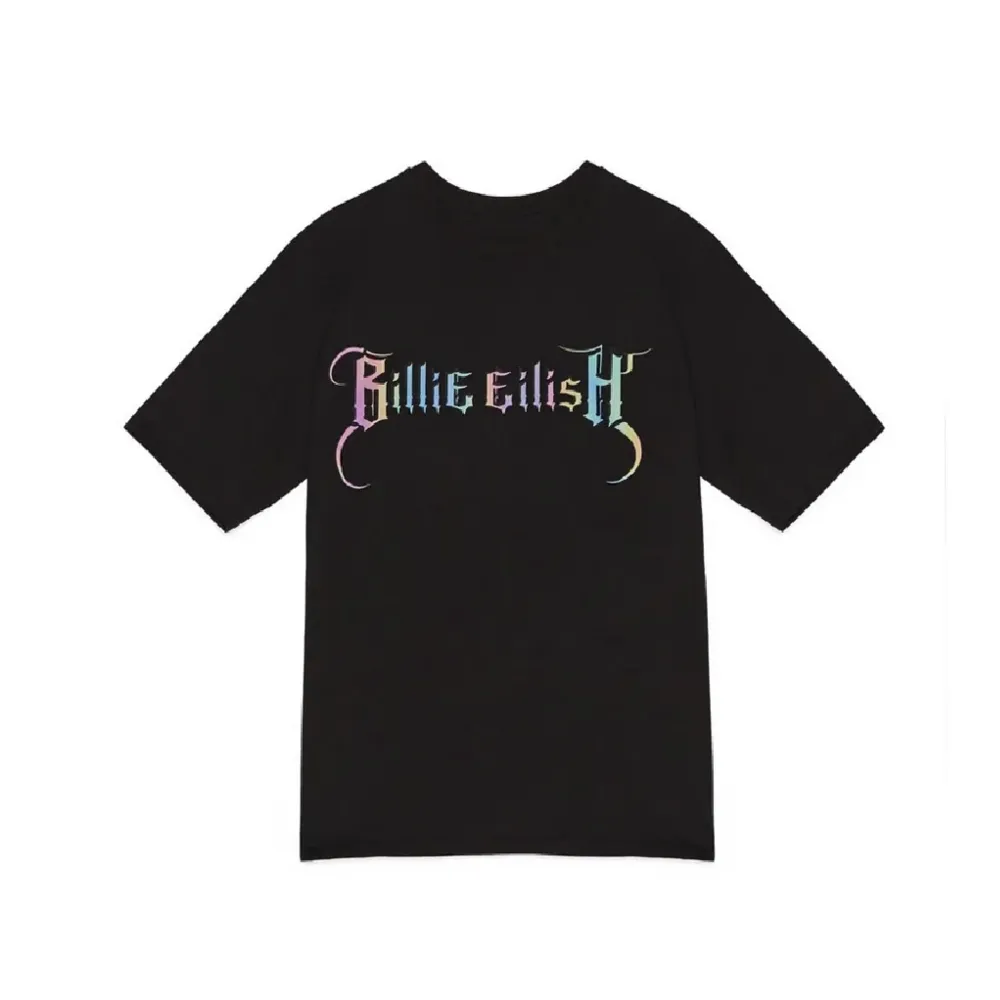 En oversized Billie Eilish t-shirt med tryck köpt från Bershka. I fint skick förrutom att pricken över det tredje ”i”et har åkt av. Texten på tröjan kan lysa i mörkret som ni ser på andra bilden. Storlek XS men känns mer som S-M. T-shirts.