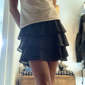 Söt kjol!🥰 - Säljer denna supersöta prickiga volangkjolen💕 