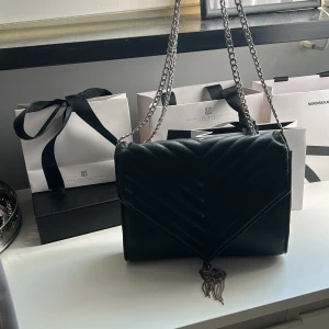 Handväska  - Fint skick, med två fack inuti. Det går att göra kedjan kortare och längre.