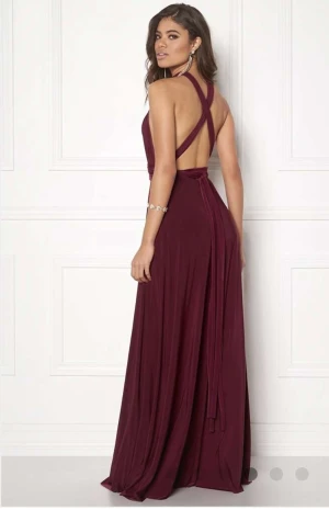 Röd maxi klänning - En röd maxi klänning som är helt oanvänd och prislapp fortfarande på. Ordinarie pris 1300, mitt pris 800. Den är i ett väldigt bra kvalitet. Pris kan diskuteras. 