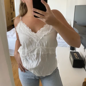 Vitt spetslinne - Vitt linne med spetsdetaljer från Vero Moda 💖 