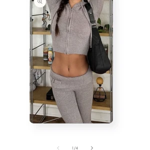 Destiny set  - Säljer dessa jättefina settet då byxorna var lite korta på mig och tröjan lite för liten enligt mig, buda gärna.