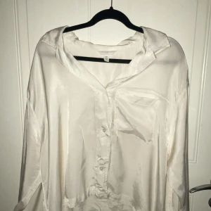 Blus från H&M  - Krämvit långärmad blus från H&M, en bröstficka, använd 