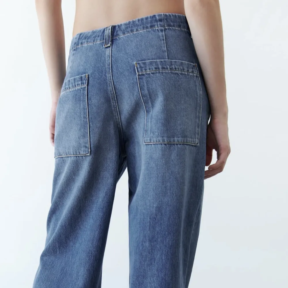 Helt nya och oanvända chinos från Zara Storlek 40 men är som på bilderna för någon med storlek 36/38. Jeans & Byxor.