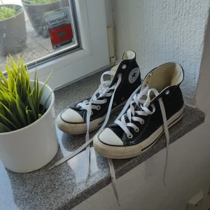 Svarta Converse  - Svarta Converse, måttligt använda.