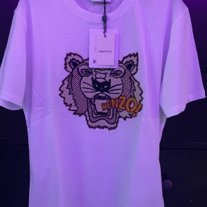 Kenzo tishrt  - Denna fina kenzo T-shirten  är helt ny oanvänd i storlek L och passar även för M den är ganska liten i storlek. 