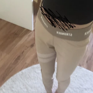 Gymtights från Stronger 🩶 - Gymtights/träningsbyxor från Stronger 🩶 Beige färg och i strl M. Skriv i DM vid intresse 🩶Orginalpris är 700 🩶