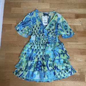 Superfin klänning från zara, endast använd en gång! Nyskick och i storlek s🫶🏼 säljer för 250kr😙nypris 400 (första bilden är lånad)