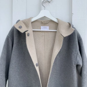 Zara kappa - Säljer denna gråa kappa från zara perfekt till hösten💞💞