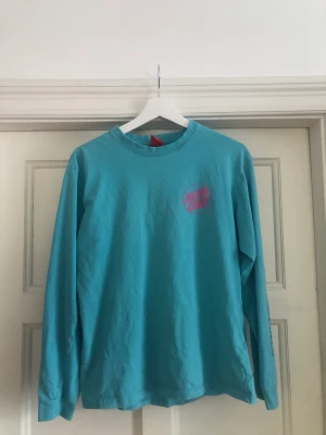 Santa cruz tröja - Hej! Jag säljer min santa cruz långärmad tröja fettstinna den aldrig används. Tröjan är i stl M och är i bra skick.