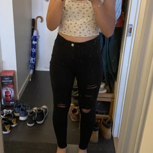 Skinny ripped jeans - Ett par svarta tighta ripped jeans. Frakt ingår inte och jag möts gärna upp i Stockholm! 💕🫶🏽