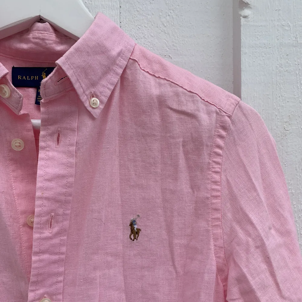 Säljer denna rosa linne skjortan från Ralph lauren. Hör av er vid frågor 💞. Skjortor.