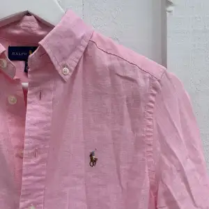 Säljer denna rosa linne skjortan från Ralph lauren. Hör av er vid frågor 💞