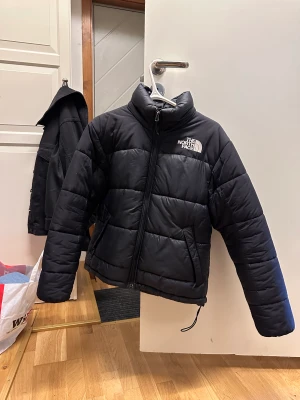 Vinterjacka - En ”the north face vinterjacka”, väldigt sparsamt använd. Säljer pga har köpt en ny vinterjacka. Nypriset på den är 2300kr. Men säljer den för 999kr. Pris går att diskuteras. Storlek M, men passar en S också!