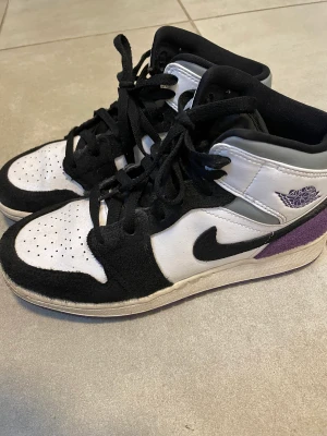 Jordan 1 mid SE purple - Lite använda men fortfarande rena och bekväma Storlek 38