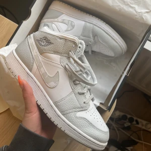 Jordan 1 mid grey camo - Jordan 1 mid i färgen grey camo  Storlek 6.5Y, ca EU 38.5-39   Väldigt sparsamt använda med creaseskydd men kommer inte till användning längre  Kvitto finns