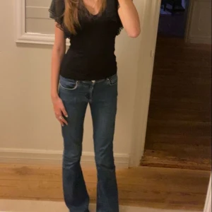 Bikbok jeans - Säljer mina as snygga jeans som är ifrån bikbok!💞, jag säljer dem då dem aldrig kommer till användning längre💞, jag är 164 och dem passar perfekt i längden💞, Jeansen är bootcut/low waist och flare!😍 och i storlek 36💕(köpt för 599kr)💗