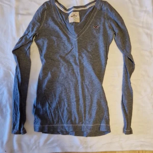 Hollister långärmad t-shirt - Grå långärmad t-shirt ftån Hollister i S.  Frakt tillkommer enl nedan 