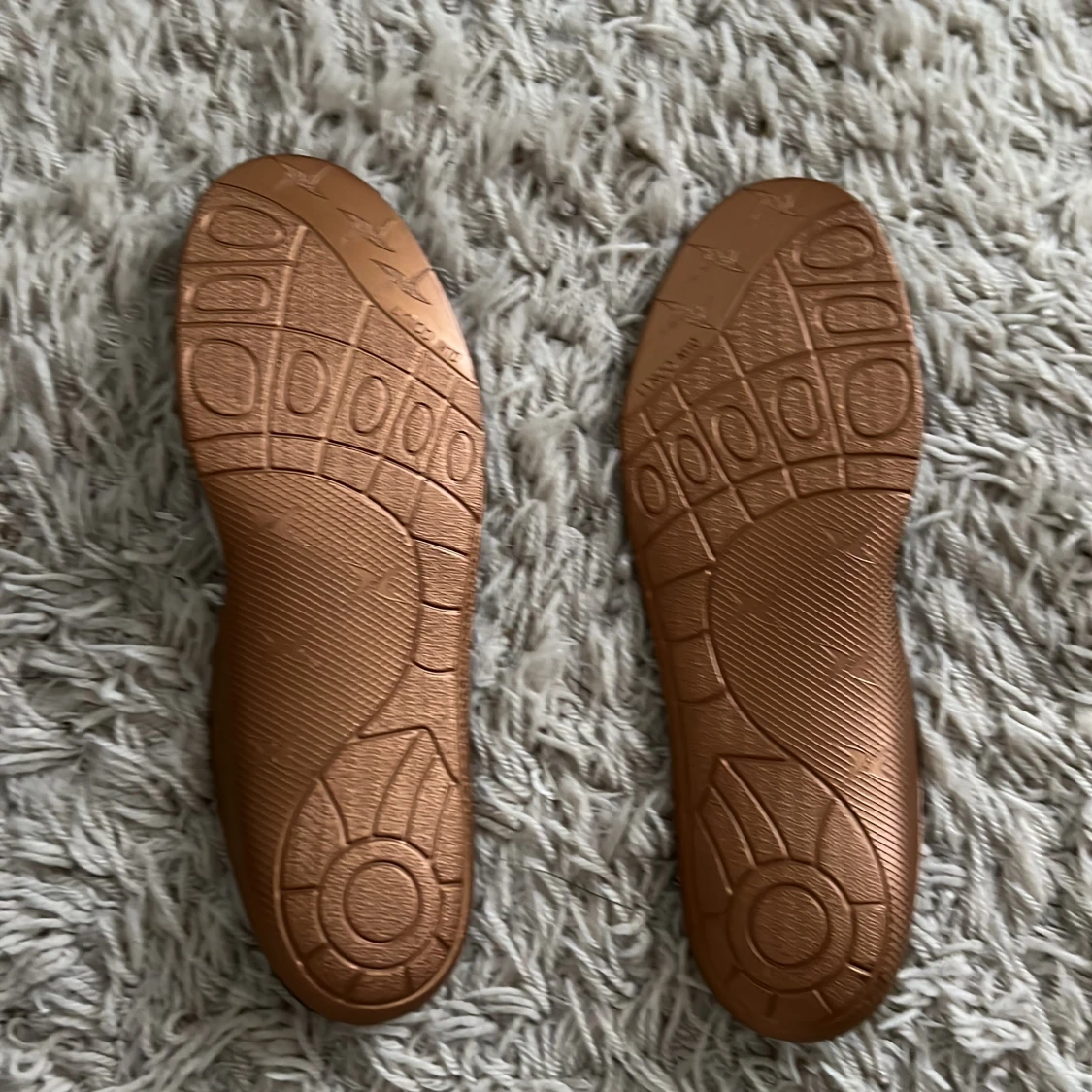 Tjena säljer ett par super sköna sulor vill sälja för har många är skit sköna när du springer! Passar i varje sko dom är rätt storlek.  - 90