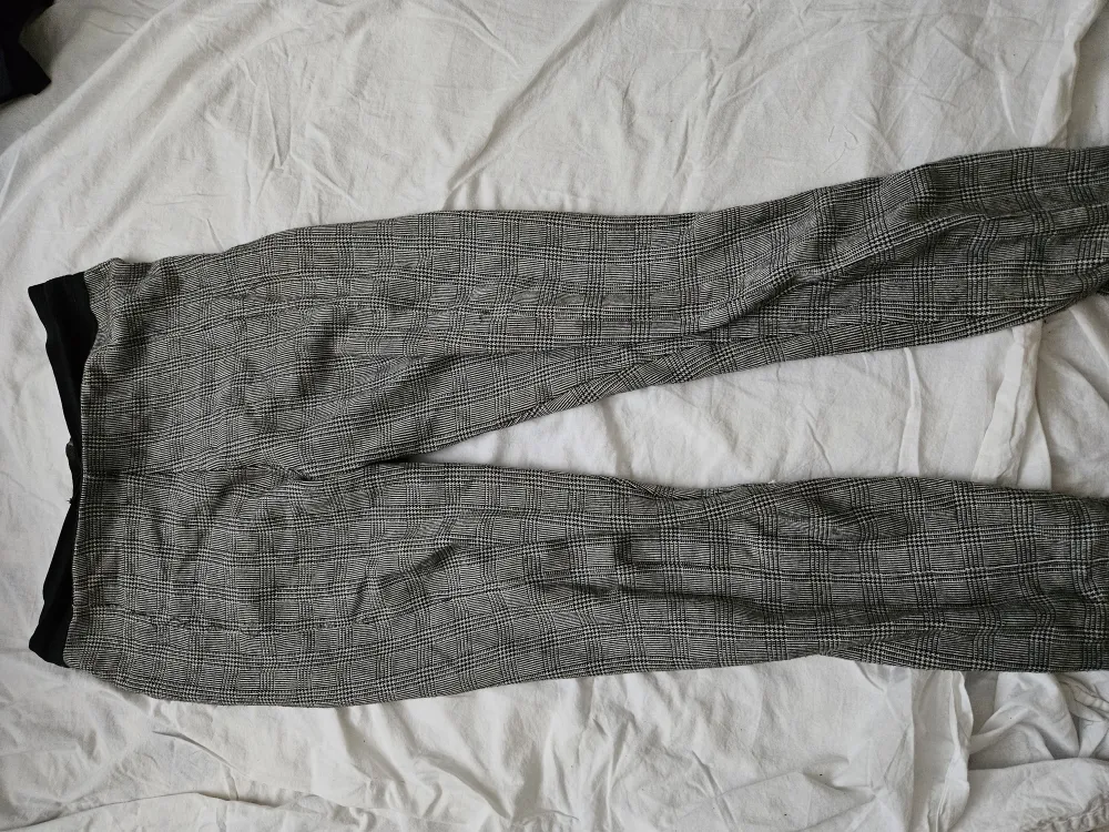 Zara byxor i storlek M  Sparsamt använt i bra skick  . Jeans & Byxor.