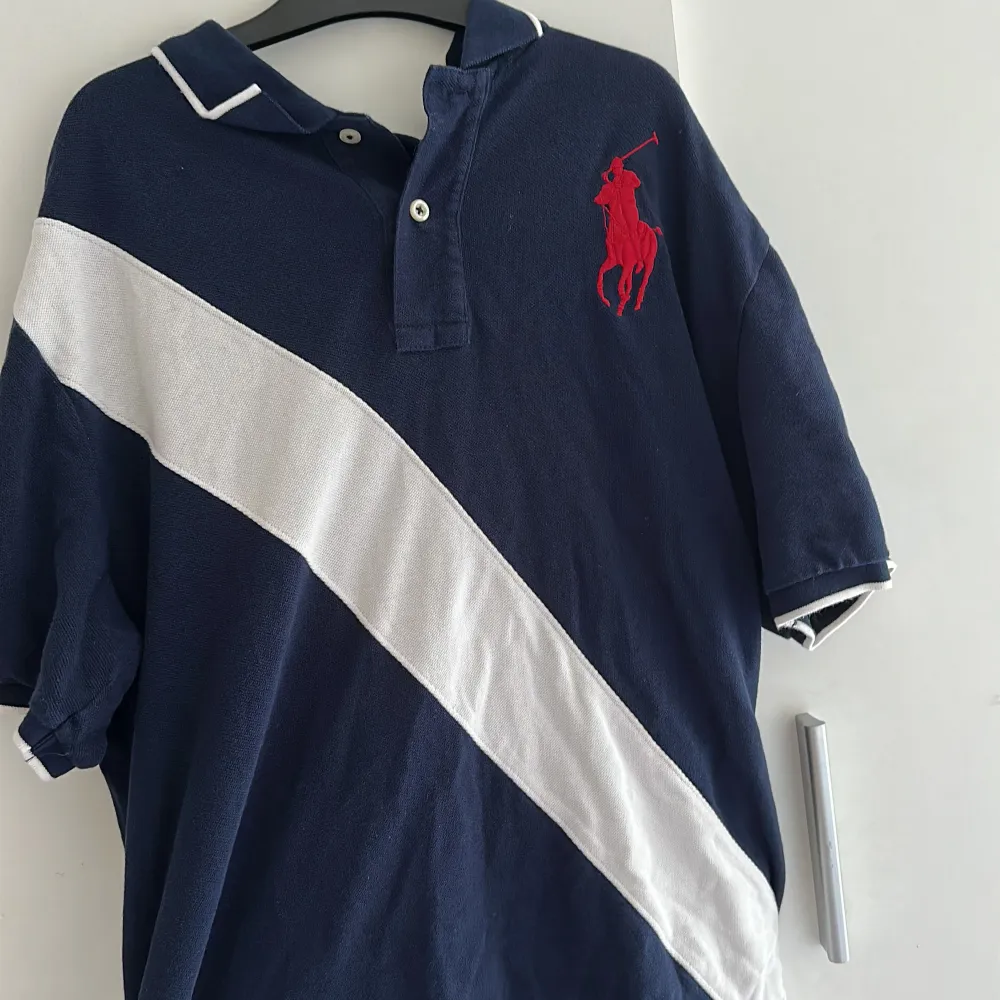 Assnygg ralph lauren tshirt som jag fick i present för ett tag sedan. Använd typ 3 ggr. Sitter jättebra om bicepsen/armarna. Skick 9,5/10 inga som helst de. Det står att dene XL (För ungdomar)  men den är Medium för vuxna.. T-shirts.