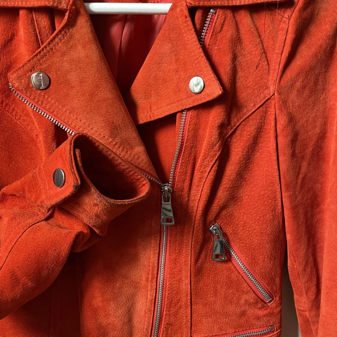 Röd äkta mockajacka  - 91