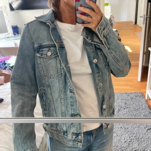 Jeansjacka - Säljer denna supersnygga jeansjacka, nyskick!