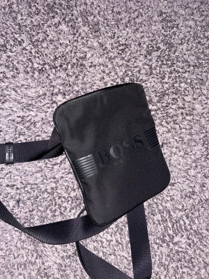 Hugo boss axelväska - Säljer den för att jag inte har användning för den och den är original kom pm om ni vill köpa