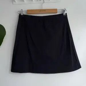 En svart mini kjol i storlek 170🖤 i bra skick! Köparen står för frakten! Använd gärna ”köp nu”🖤