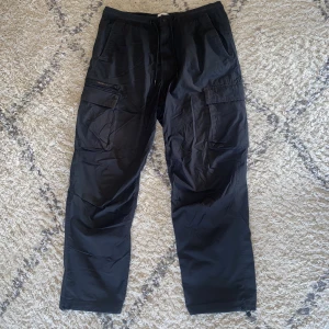 Cargos från H&M - Fina Cargos från H&M  Relaxed fit  Stl L Nypris 400kr