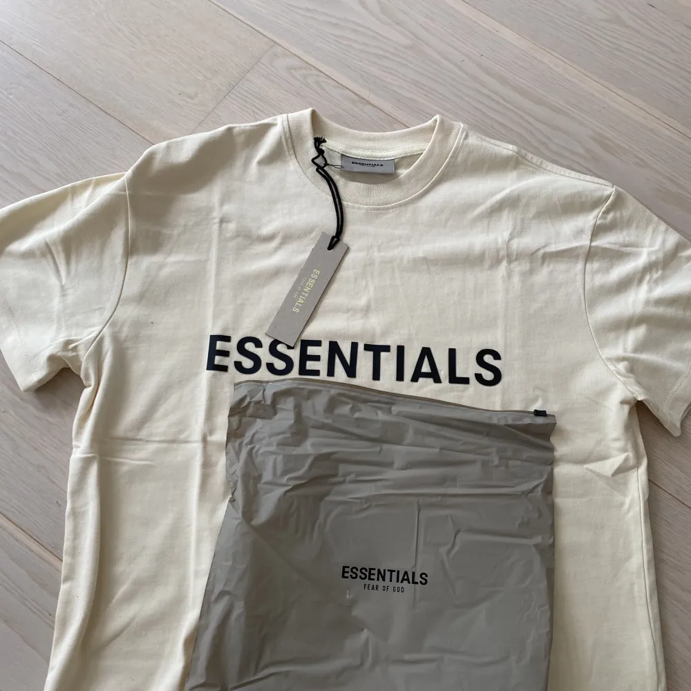 Hej! Säljer nu min Essentials t-shirt då den är för stor och kan inte lämna tillbaka den. T-shirts.