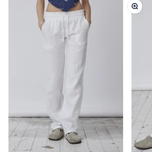Vita linnebyxor - Säljer ett par jättefina lågmidjade linnebyxor från Skagen clothing🤍Säljs då jag beställde hem flera storlekar och inte skickade tillbaks,de är endast testade och ligger kvar i påsen🤍