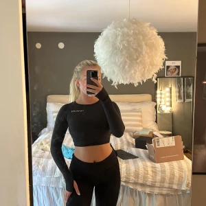 Träningstopp  - Superfin o skön Träningstopp från completeclothing.se. Använd fåtal gånger. Nypris 349kr men säljer för 80kr. Köp via ”köp nu” knappen🩷