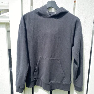 Hoodie  - Simpel svart hoodie funkar till allt men kommer inte till användning längre.
