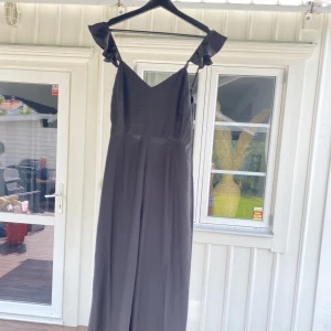 Byxdress  - En jättefin byxdress köpta på Na-kd. Använt 1 gång. Storlek 36
