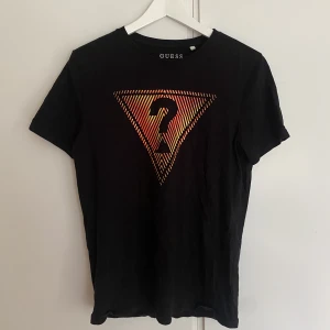 Guess T-shirt  - T-shirt från Guess. Mycket bra skick ! 