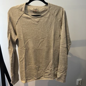 Tunn sweatshirt  - Tunn sweatshirt från Jack & Jones  Använd i bra skick Nypris 399kr Skick 7/10