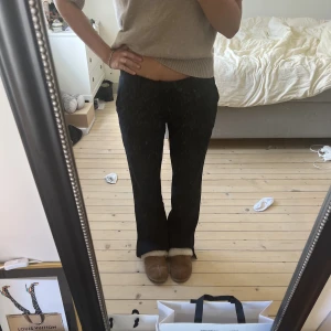 Low waist kostymbyxor  - Jättefina kostymbyxor från Bikbok. Passar ca small- large beroende hur man vill att det ska sitta. 